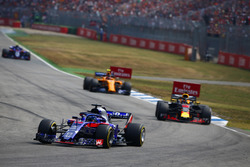 Brendon Hartley, Toro Rosso STR13, Daniel Ricciardo, Red Bull Racing RB14, Stoffel Vandoorne, McLaren MCL33
