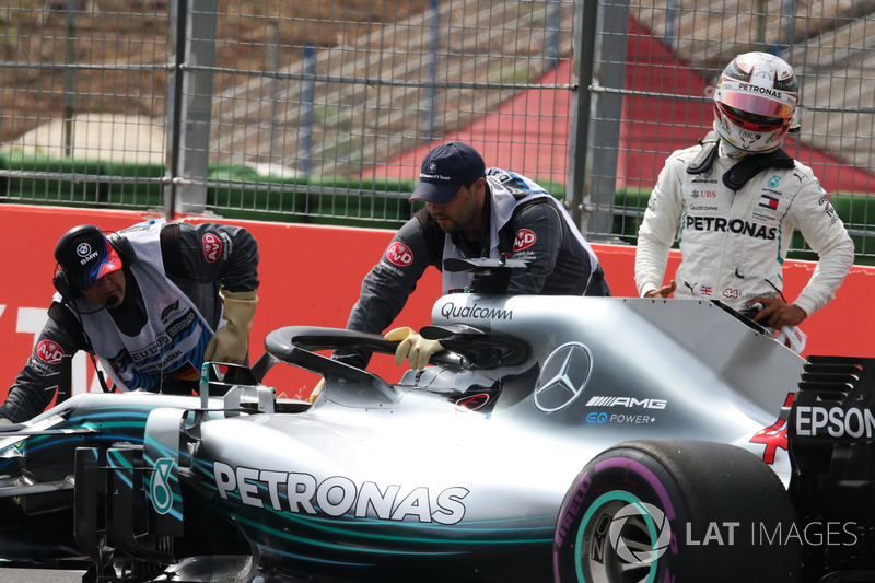 Lewis Hamilton, Mercedes-AMG F1 W09, se detiene en pista