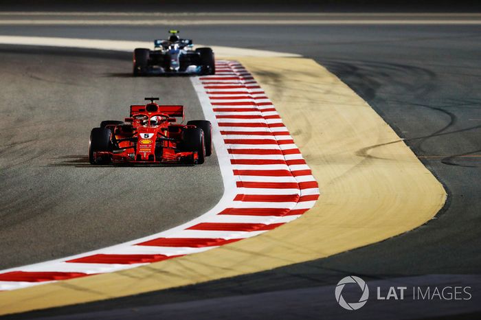 Sebastian Vettel, Ferrari SF71H, y Valtteri Bottas, Mercedes AMG F1 W09