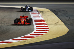 Sebastian Vettel, Ferrari SF71H, devant Valtteri Bottas, Mercedes AMG F1 W09