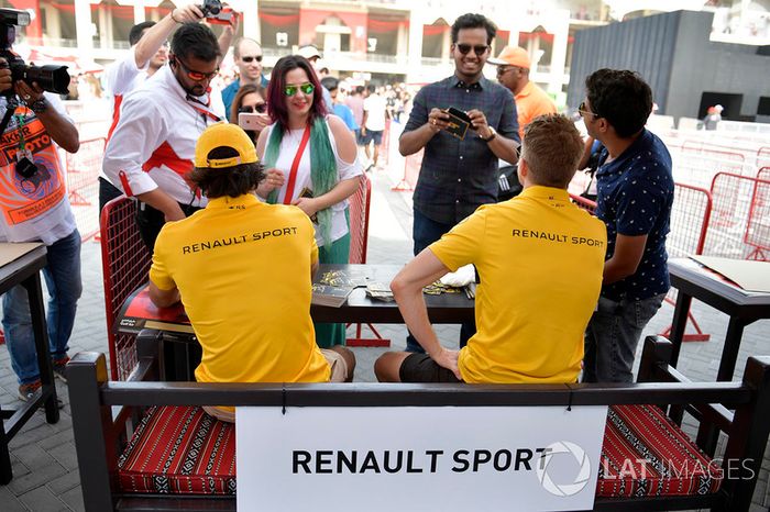 Carlos Sainz Jr., Renault Sport F1 Team, Nico Hulkenberg, Renault Sport F1 Team