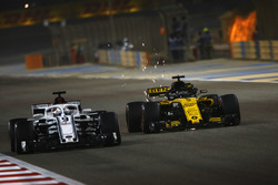 Marcus Ericsson, Sauber C37 Ferrari, en lutte avec Nico Hulkenberg, Renault Sport F1 Team R.S. 18