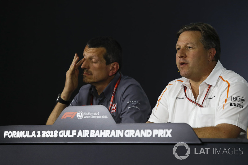 Guenther Steiner, director del equipo de Haas F1 y Zak Brown, director ejecutivo de McLaren en la co