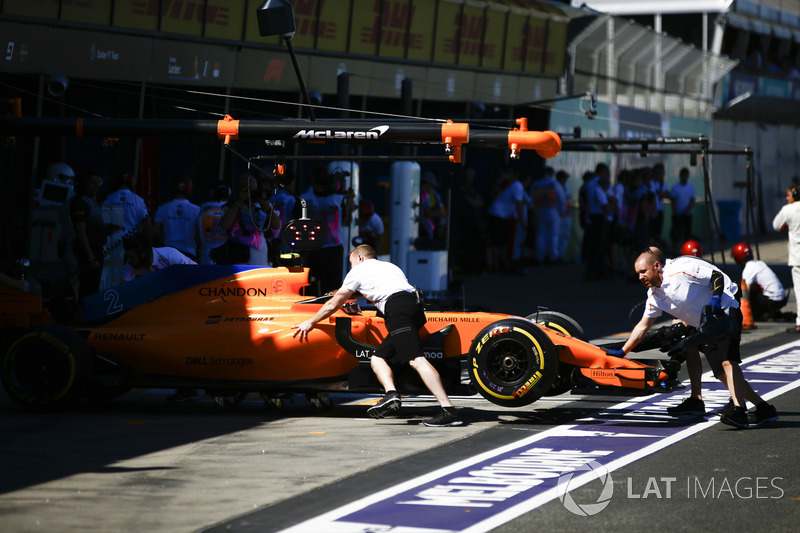 Stoffel Vandoorne, McLaren MCL33 Renault,es devuelto al garaje