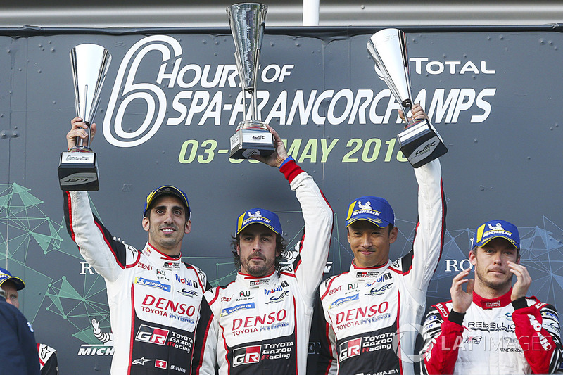 Ganadores de carrera Fernando Alonso, Sébastien Buemi, Kazuki Nakajima, Toyota Gazoo Racing