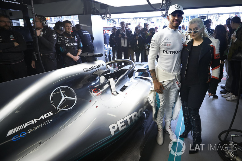 La cantante Christina Aguilera nel garage Mercedes con Lewis Hamilton, Mercedes AMG F1