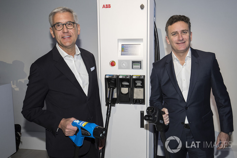 Alejandro Agag, CEO, Formula E ve Ulrich Spiesshofer, CEO, ABB