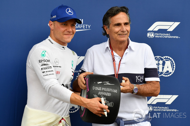 Pole pozisyonu galibi Valtteri Bottas, Mercedes AMG F1 Pirelli Pole Pozisyonu ödülünü Nelson Piquet'den alıyor