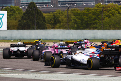 Kevin Magnussen, Haas F1 Team VF-18 Ferrari, Esteban Ocon, Force India VJM11 Mercedes, e Sergey Sirotkin, Williams FW41 Mercedes, a centro gruppo alla partenza
