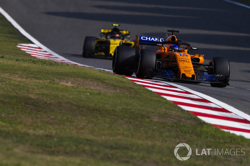 Fernando Alonso, McLaren MCL33, Carlos Sainz Jr., Renault Sport F1 Team R.S. 18