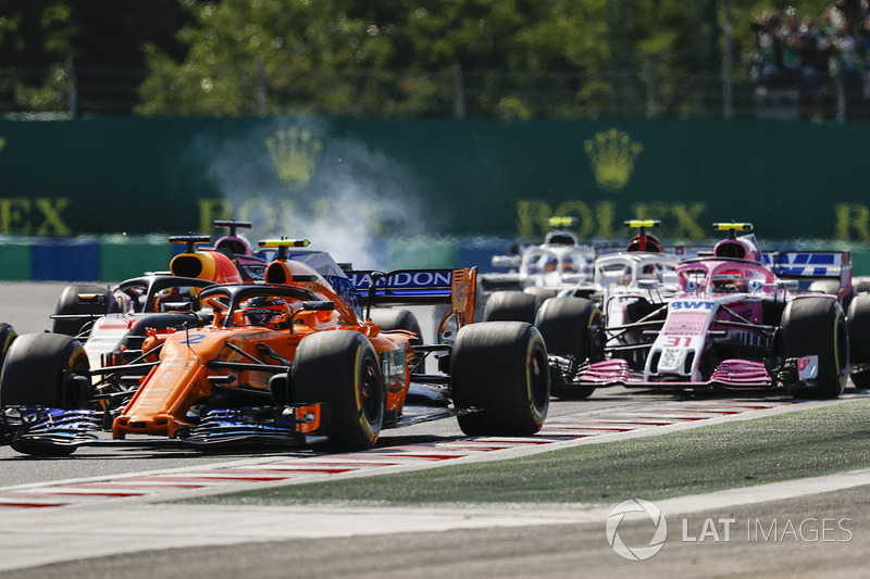 Stoffel Vandoorne, McLaren MCL33, leads Daniel Ricciardo, Red Bull Racing RB14, Sergio Perez, Force India VJM11, Esteban Ocon, Force India VJM11, Charles Leclerc, Sauber C37, and the remainder of the field at the start