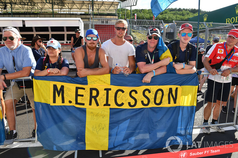 Marcus Ericsson, Sauber fans and banner