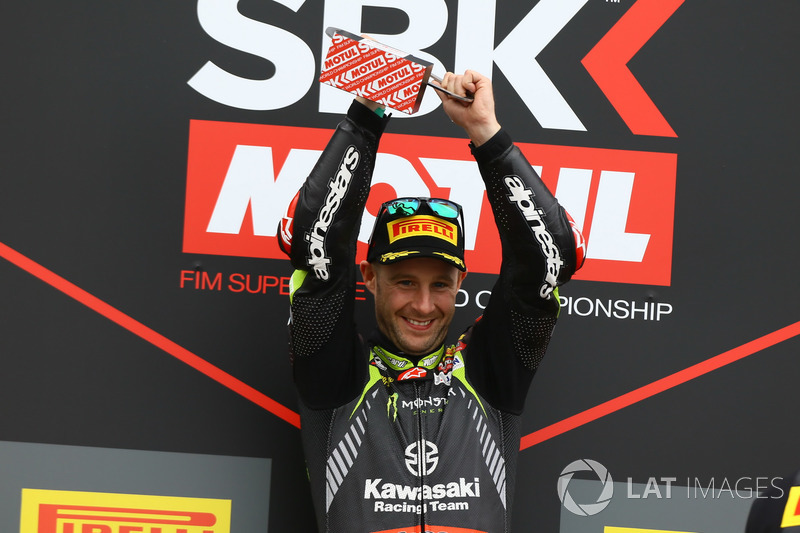 Le vainqueur de la Course 1, Jonathan Rea, Kawasaki Racing