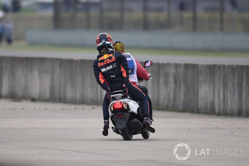 Daniel Ricciardo, Red Bull Racing menunggang skuter setelah terhenti di FP3