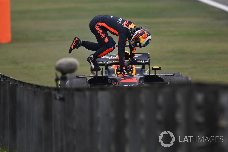 Daniel Ricciardo, Red Bull Racing RB14 se detiene en la pista en PL3