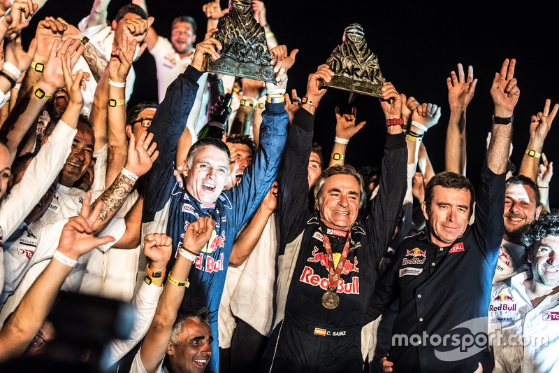 I vincitori #303 Peugeot Sport Peugeot 3008 DKR: Carlos Sainz, Lucas Cruz