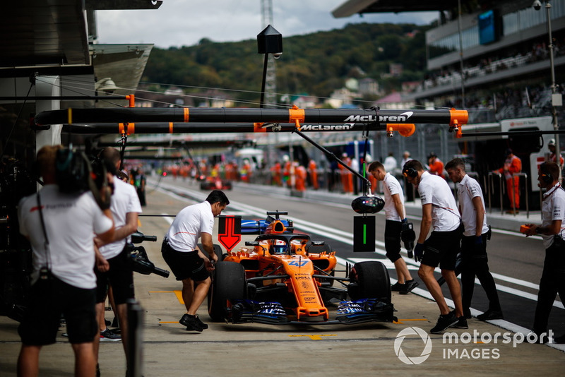 Lando Norris, McLaren MCL33, pit stop