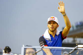 Pierre Gasly, Toro Rosso, waves on the drivers' parade