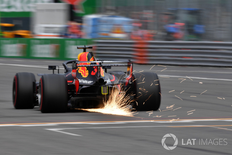 Daniel Ricciardo, Red Bull Racing RB14 lâche des étincelles