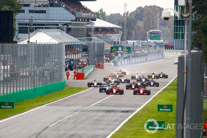 Inicio de la carrera con Kimi Raikkonen, Ferrari SF71H, por delante de Sebastian Vettel, Ferrari SF71H y Lewis Hamilton, Mercedes AMG F1 W09 