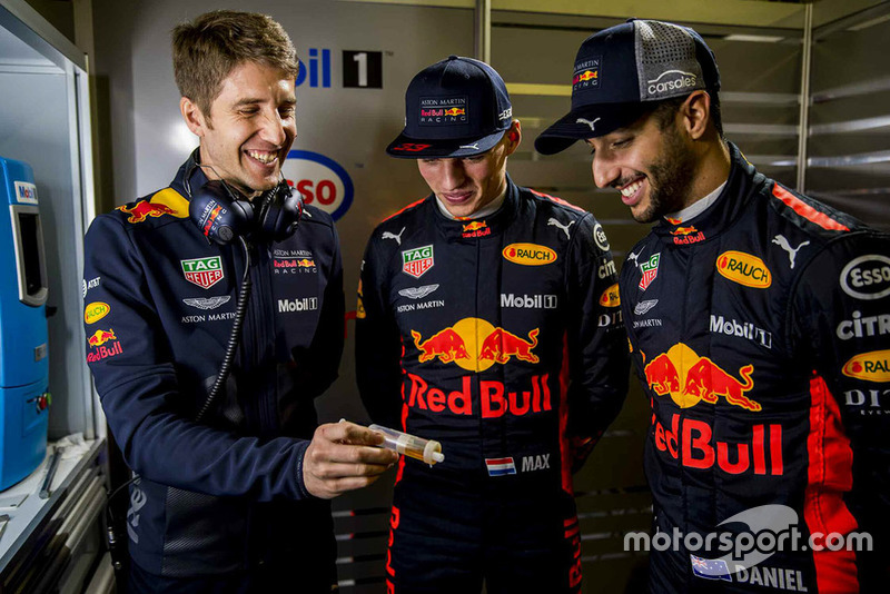 Daniel Ricciardo, Red Bull Racing, Max Verstappen, Red Bull Racing con un ingeniero de Red Bull Racing ExxonMobil