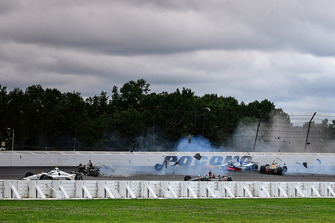 Crash: Robert Wickens, Schmidt Peterson Motorsports Honda, Takuma Sato, Rahal Letterman Lanigan Racing Honda, James Hinchcliffe, Schmidt Peterson Motorsports Honda