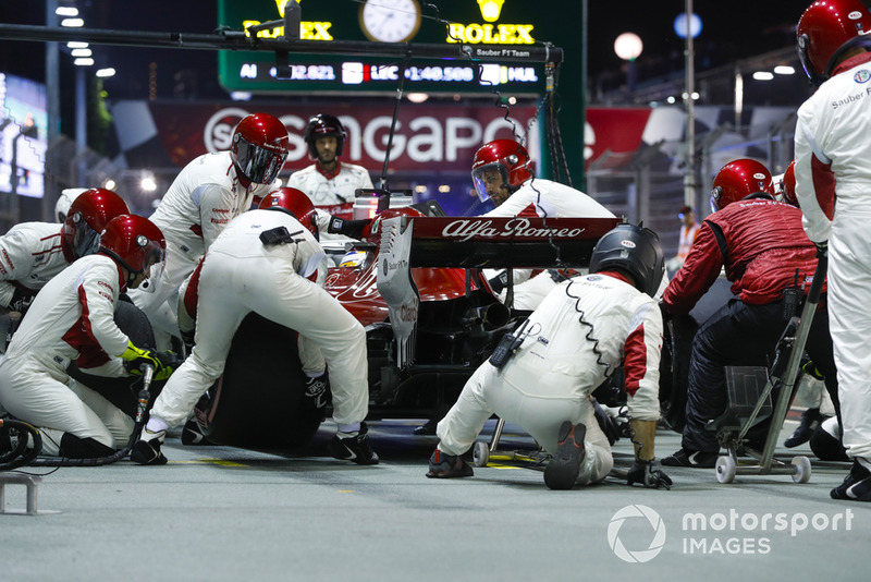 Marcus Ericsson, Sauber C37, in the pits