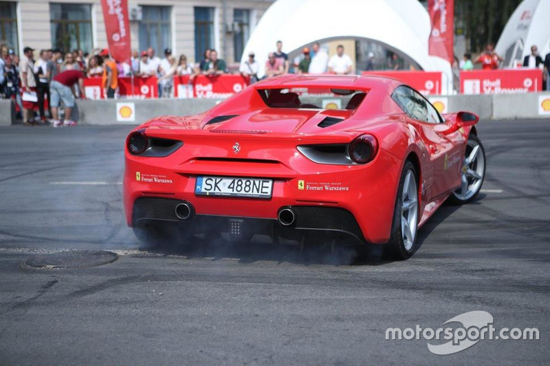 Марк Жене за кермом Ferrari