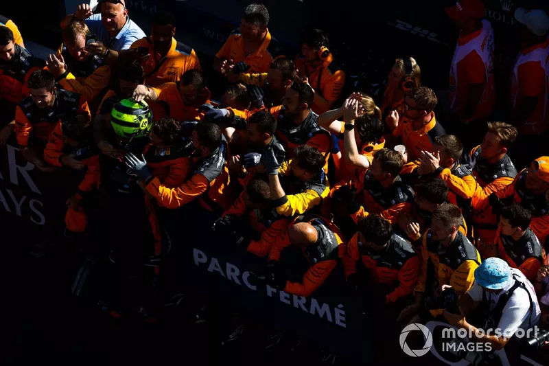 Lando Norris, McLaren, 2° posizione, festeggia con la sua squadra all'arrivo in Parco Chiuso