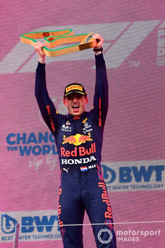Podio: ganador de la carrera Max Verstappen