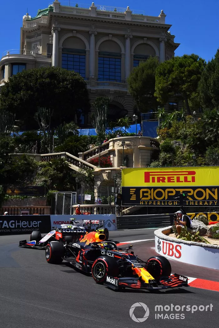Sergio Pérez, Red Bull Racing RB16B, Mick Schumacher, Haas VF-21