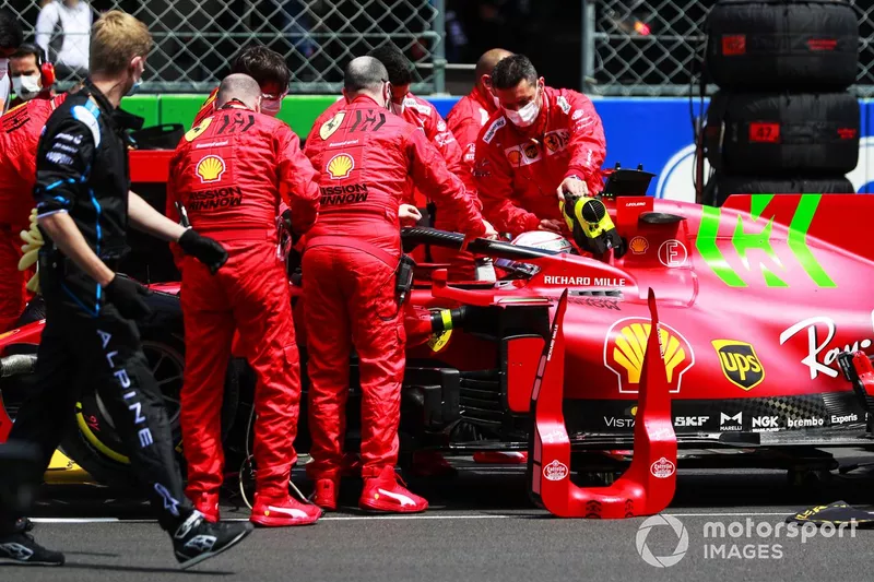 Charles Leclerc, Ferrari SF21, arriva sulla griglia