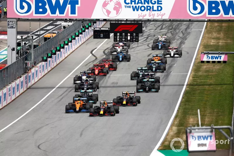 Max Verstappen, Red Bull Racing RB16B, Lando Norris, McLaren MCL35M, Sergio Pérez, Red Bull Racing RB16B, Lewis Hamilton, Mercedes W12, Valtteri Bottas, Mercedes W12, Pierre Gasly, AlphaTauri AT02, al inicio