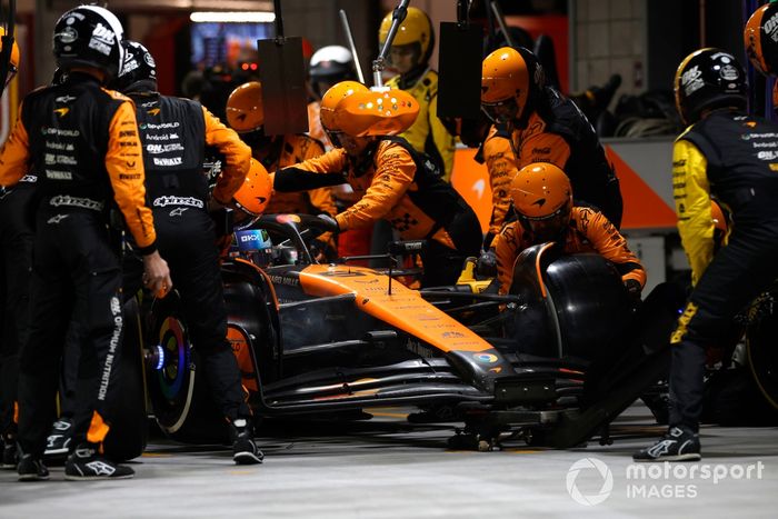Oscar Piastri, McLaren MCL38, hace una parada en boxes