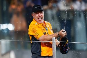 Zak Brown, Diretor Executivo da McLaren Racing, borrifa champanhe no pódio