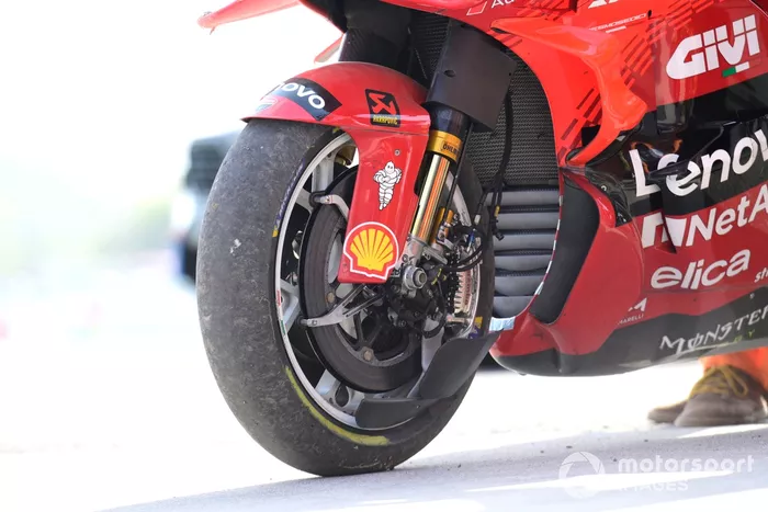 Détail de la roue avant de l'équipe Ducati