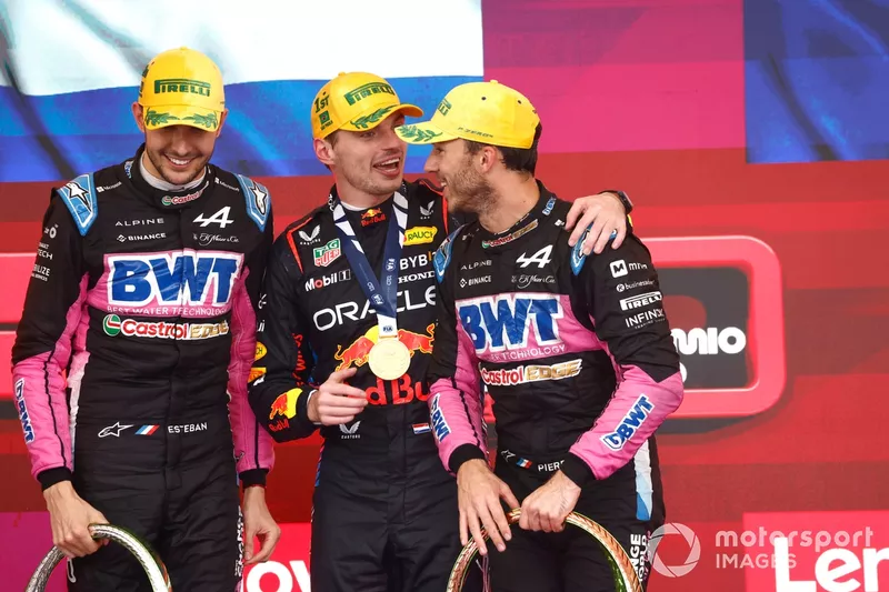 Esteban Ocon, Alpine F1 Team, 2e position, Max Verstappen, Red Bull Racing, 1re position, Pierre Gasly, Alpine F1 Team, 3e position, sur le podium.