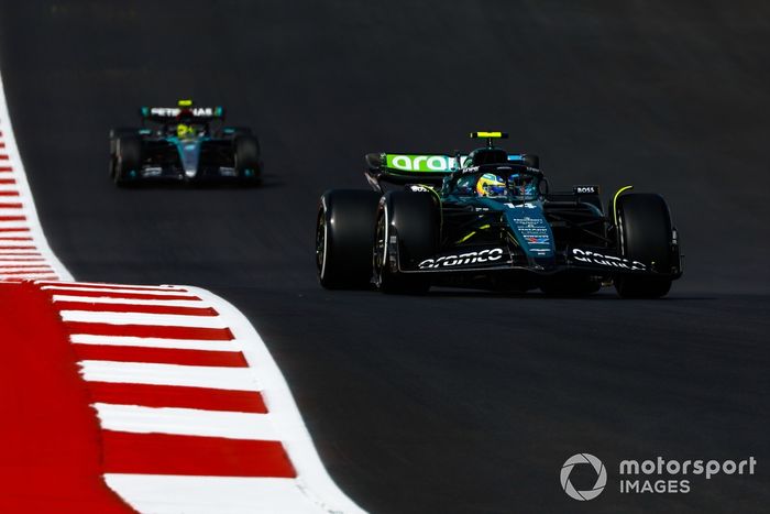 Fernando Alonso, Aston Martin AMR24, Lewis Hamilton, Mercedes F1 W15