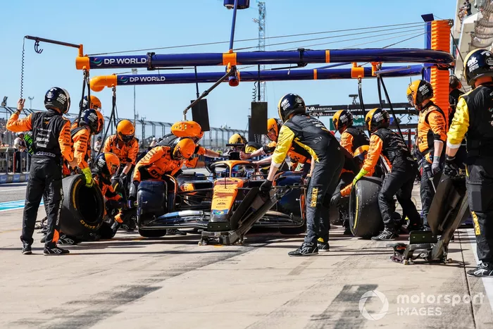 Oscar Piastri, McLaren MCL38, entra a boxes
