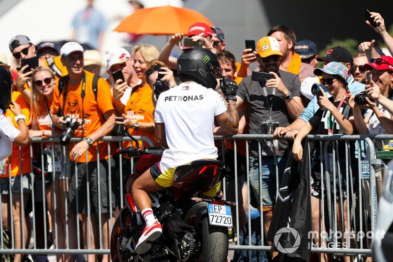 Lewis Hamilton, Mercedes AMG F1 llega en moto