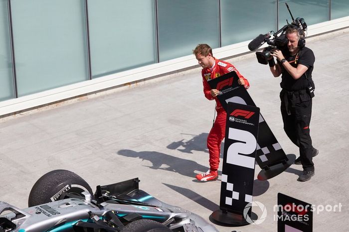 Sebastian Vettel, Ferrari, 2ª posición, cambia los tableros de posición en protesta por una sanción que le costó la victoria.