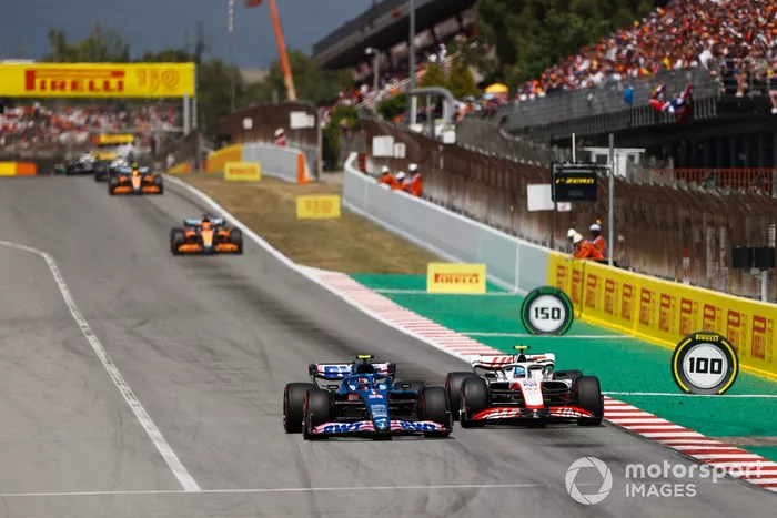 Esteban Ocon, Alpine A522, lucha con Mick Schumacher, Haas VF-22 