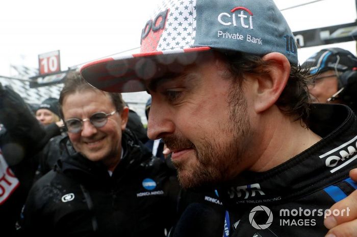 Fernando Alonso es felicitado tras su victoria en Daytona