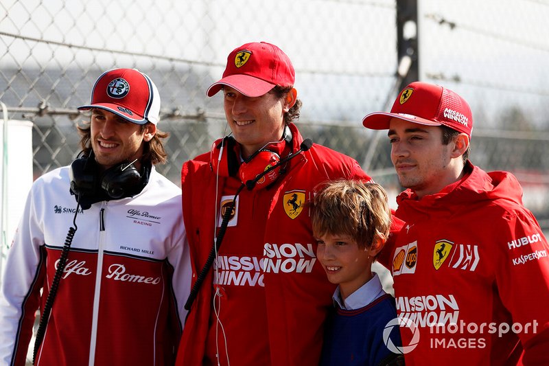 (Da sx a dx): Antonio Giovinazzi, Alfa Romeo Racing e John Elkann, Presidente FIAT, con il figlio e Charles Leclerc, Ferrari