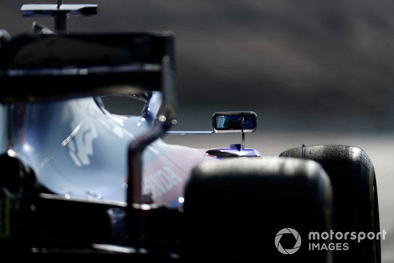 Alex Albon, Scuderia Toro Rosso STR14 mirror reflection