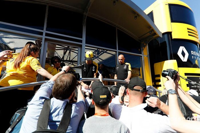 Daniel Ricciardo, Renault F1 Team firma autógrafos