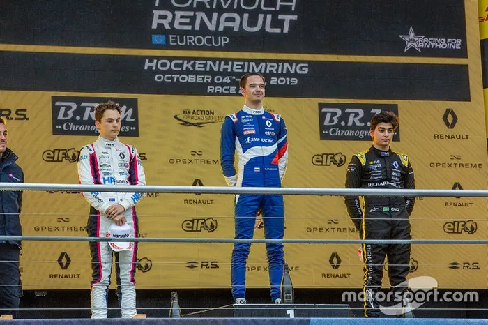 Podio di gara 2: secondo classificato Oscar Piastri, R-ACE GP, terzo classificato Caio Collet, R-ACE GP
