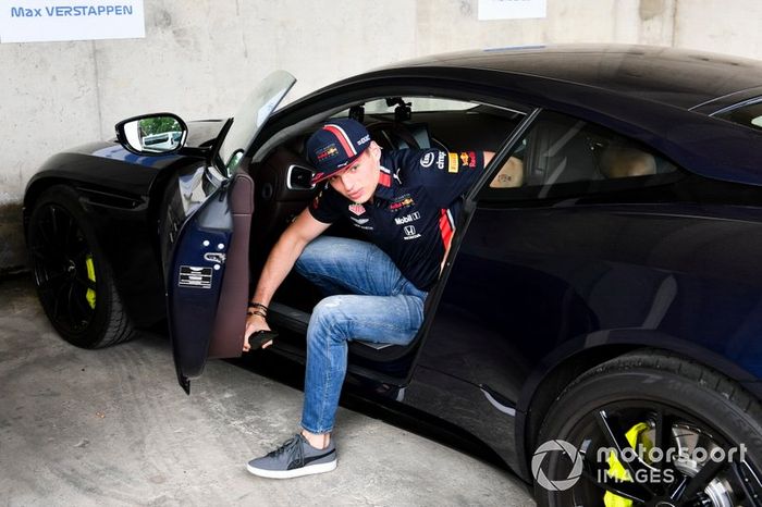Max Verstappen, Red Bull Racing llega en un coche al Hungaroring 