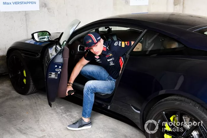 Max Verstappen, Red Bull Racing llega en un coche al Hungaroring 