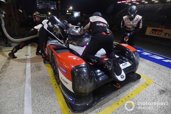 Pitstop #7 Toyota Gazoo Racing Toyota TS050: Mike Conway, Kamui Kobayashi, Jose Maria Lopez